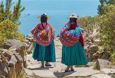 Frauen laufen entlang der Insel 